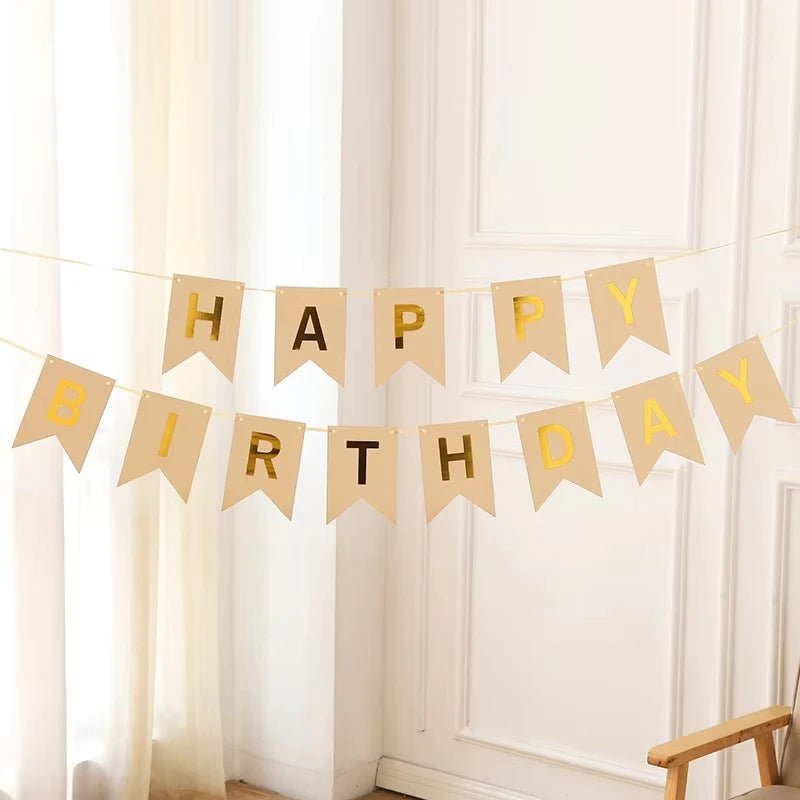 Happy Birthday Banner i Kraftpapir med Gull Detaljer - Dara Foto